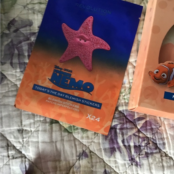 Finding Nemo Disney 17 pcs Set Makeup Revolution Eyeshadow lip oil brush bag New - Picture 14 of 14